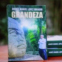 Adán Augusto López regala a senadores miles de copias del libro “Grandeza”, de AMLO