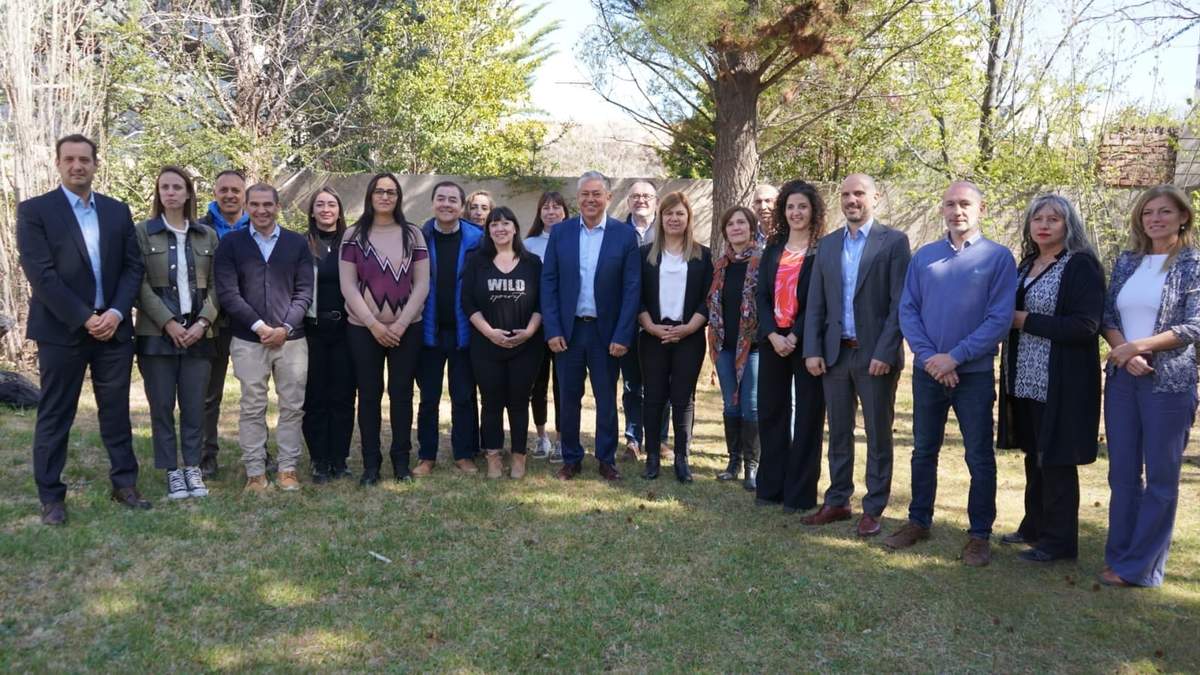 Todo el equipo de Neuquenizate posa para la foto. Fuente: (WhatsApp)