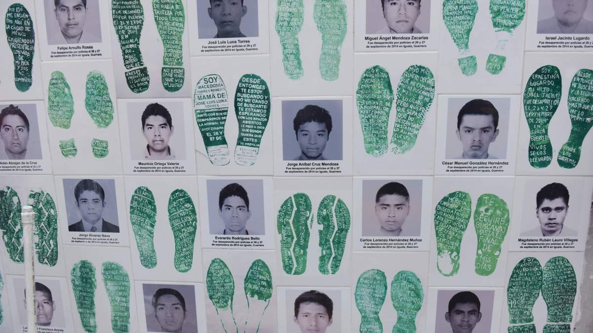 A seis años de la desaparición de los 43 de Ayotzinapa, familiares y estudiantes se manifestaron frente a la FGR y colocaron un mosaico con los rostros de los estudiantes desaparecidos. 2020