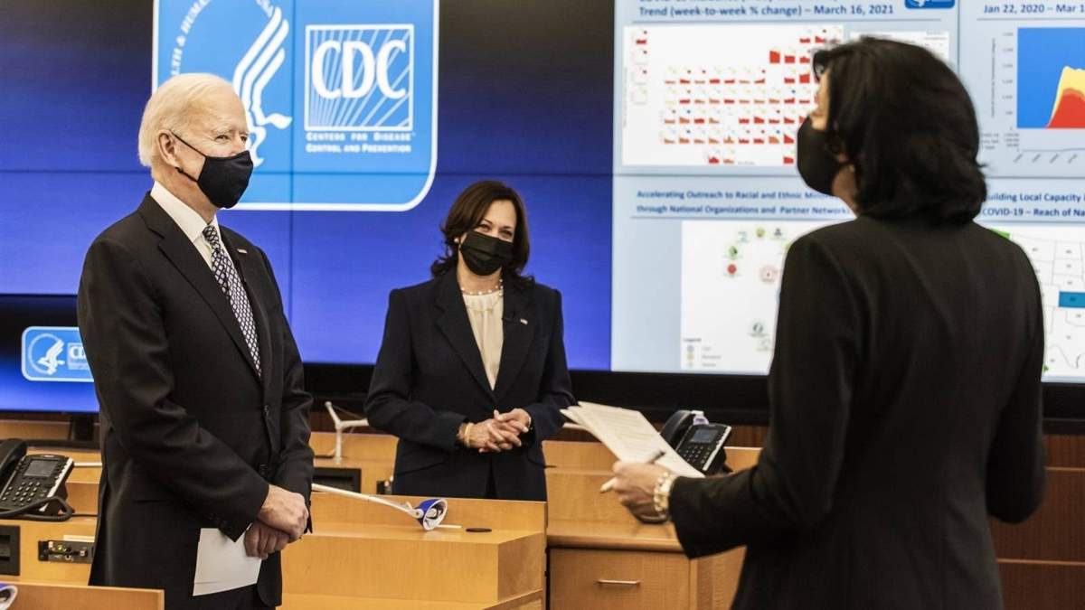 Joe Biden y Kamala Harris visitaron el viernes 19 los Centros para el Control y la Prevención de Enfermedades
