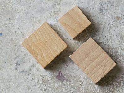 Con tacos de madera y un par de cosas más, creá un hermoso candelero para tu mesa de luz
