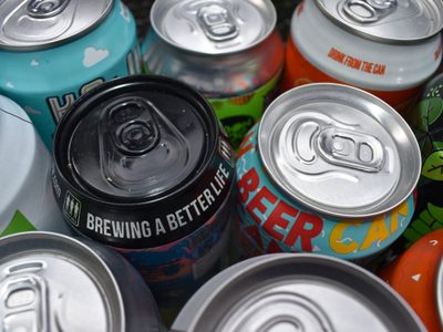 No compres una nueva, así podés hacer una bella escarapela con latas que pensabas tirar a la basura