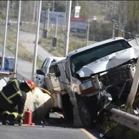 Por una mala maniobra un camión quedó montado sobre el guardarrail en la ruta provincial 7