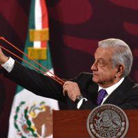 AMLO exhibe resortera y balines que usaron normalistas en portazo a Palacio Nacional: "Querían diálogo"