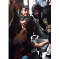 Evitan ser asaltados y propinan golpiza a presunto ladrón arriba de un camión en Tláhuac