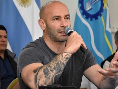 El ministro de Seguridad que se hizo viral al quedar con el torso desnudo a la hora de vacunarse