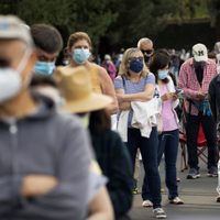 Centros de vacunación en Texas registran filas kilométricas de personas