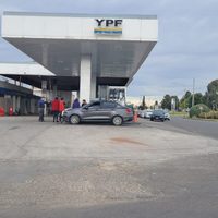 Largas colas de autos, turistas varados y falta de combustible en estaciones de servicio de Neuquén