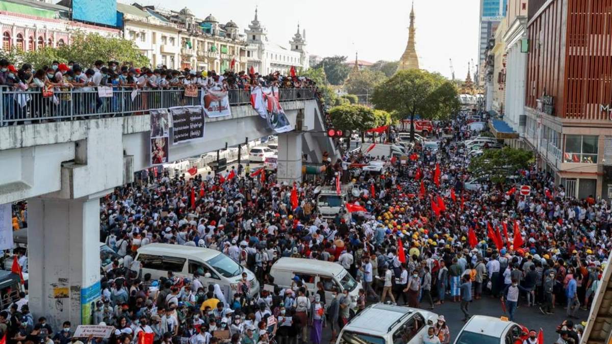 Una protesta contra el golpe de estado en Myanmar, en las calles de Yangón