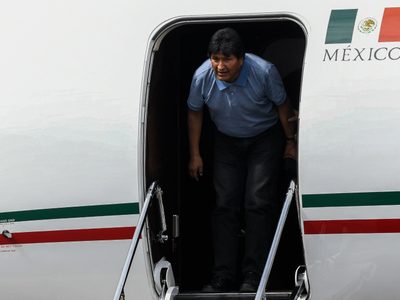 Avión que sacó a Evo Morales de Bolivia fue atacado con un cohete, revela AMLO en su libro