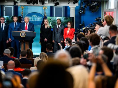 Trump amenaza con revocar los permisos a las televisoras NBC y ABC por ser “sesgadas y mentirosas”