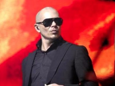 Grafitero arremetió contra Pitbull por su polémico saludo en un show en Miami "¡Descarado!"