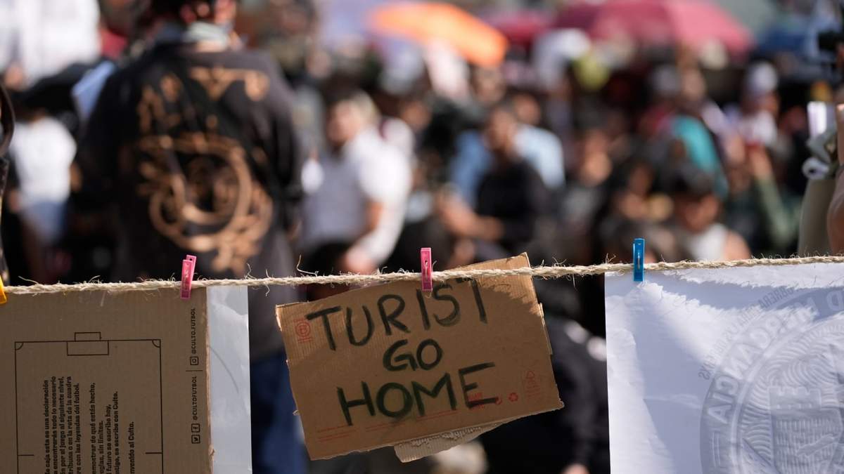 Un tendedero improvisado muestra un cartel que dice "turista, vete a tu casa" durante una manifestación contra la gentrificación en la CDMX