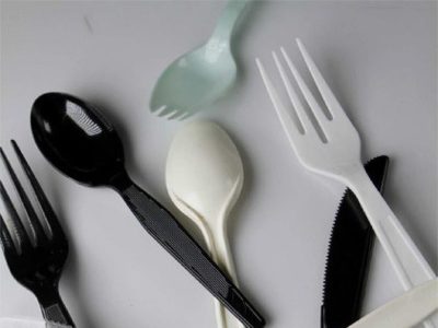 Reciclá cucharitas desechables y hacé un tesoro deco con una tapa y un poco de pintura: queda increíble en cualquier rincón