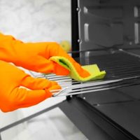 No gastes en productos carísimos, la fórmula casera y natural para limpiar tu horno eléctrico en menos de 10 minutos