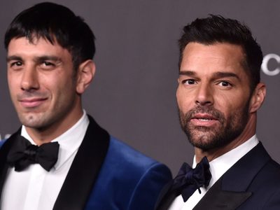 ¡Le come la boca! El esperado beso de Ricky Martin y Jwan Yosef. ¡El video es viral en redes!