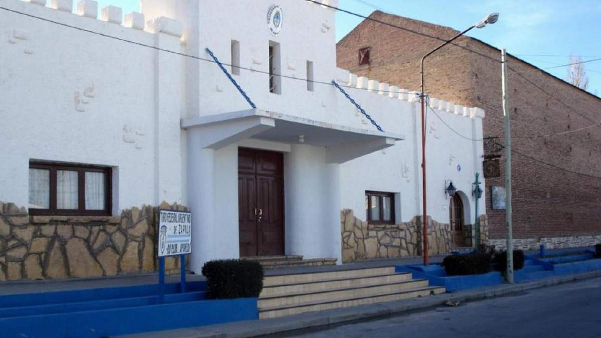 El histórico edificio del Club Tiro Federal  Argentino de Zapala. Fuente: (Twitter).