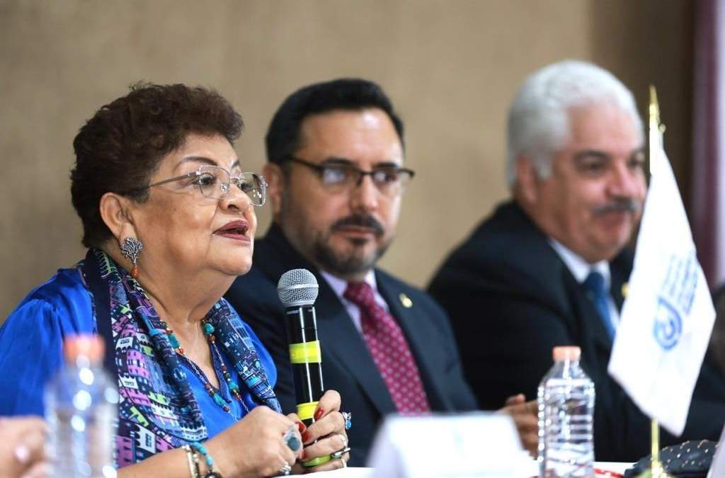 Ernestina Godoy y el director del IPN, Arturo Reyes Sandoval