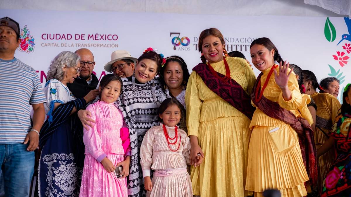 La jefa de gobierno de la CDMX, Clara Brugada, en la entrega de 120 viviendas en Isabel La Católica 94, San Jerónimo 46, Academia 33 y Sol 51, en beneficio de familias de pueblos originarios