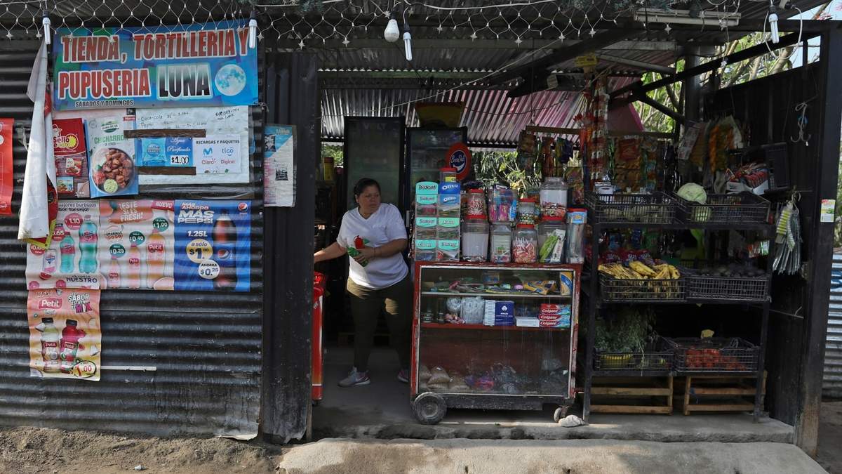 Maritza Pacheco trabaja en la pequeña tienda que abrió hace cuatro meses, afuera de su casa en el barrio Primero de Diciembre en Soyapango, El Salvador