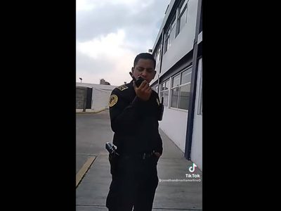 Viralizan en TikTok video de mando policiaco con la voz de Alex Lora; lo separan del cargo