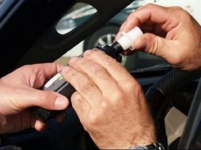 La policía demoró a una persona por conducir alcoholizada y con cuatro pedidos de captura