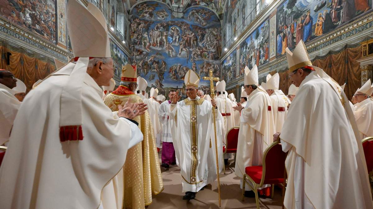 El papa recién electo, León XIV, centro, sale tras celebrar la misa con el Colegio Cardenalicio en la Capilla Sixtina, en el Vaticano, un día después de su elección como el 267mo pontífice de la Iglesia Católica Romana
