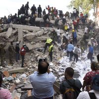 Por riesgo, desalojan cuatro edificios aledaños al desplomado en Torreón y Viaducto
