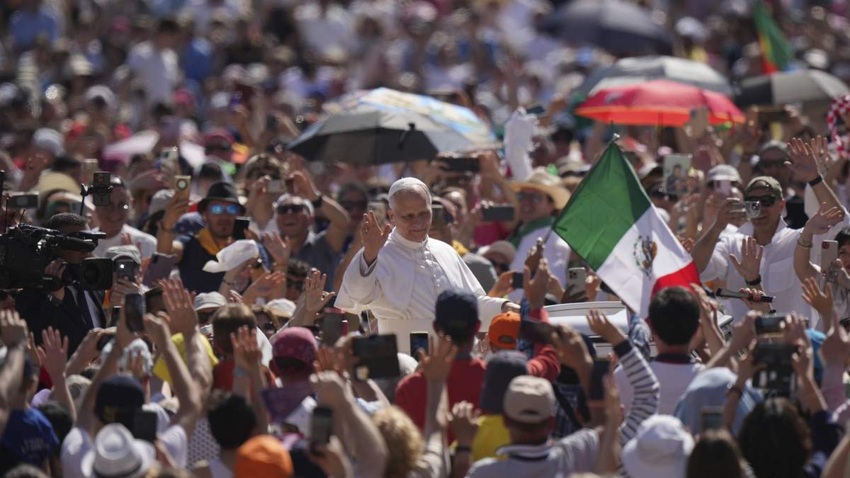 El papa León XIV llega en su papamóvil antes de celebrar la misa del Jubileo de las Familias en la Plaza de San Pedro