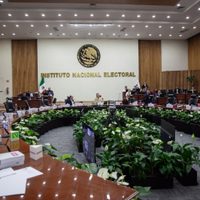 Funcionario del INE rehúye preguntas sobre proceso contra consejeros