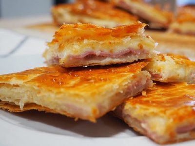 Poné el agua para el mate y hacé estos hojaldrados de jamón y queso ideales para el picoteo