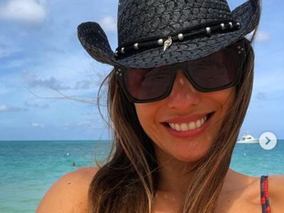 ¡Mojadita! Pampita sale lentamente del agua y desborda belleza con su bikinazo metalizado. ¡OMG!