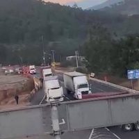 Habitantes de Ziracuaretiro bloquean carreteras por la desaparición de dos personas