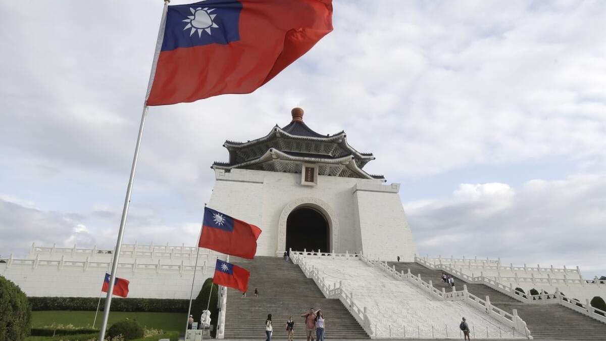 Varias personas visitan el monumento a Chiang Kai-shek en Taipéi, Taiwán, el 30 de octubre de 2023