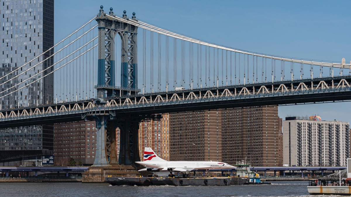 Un avión supersónico Concorde retirado de British Airways es transportado en una barcaza por el río Este,