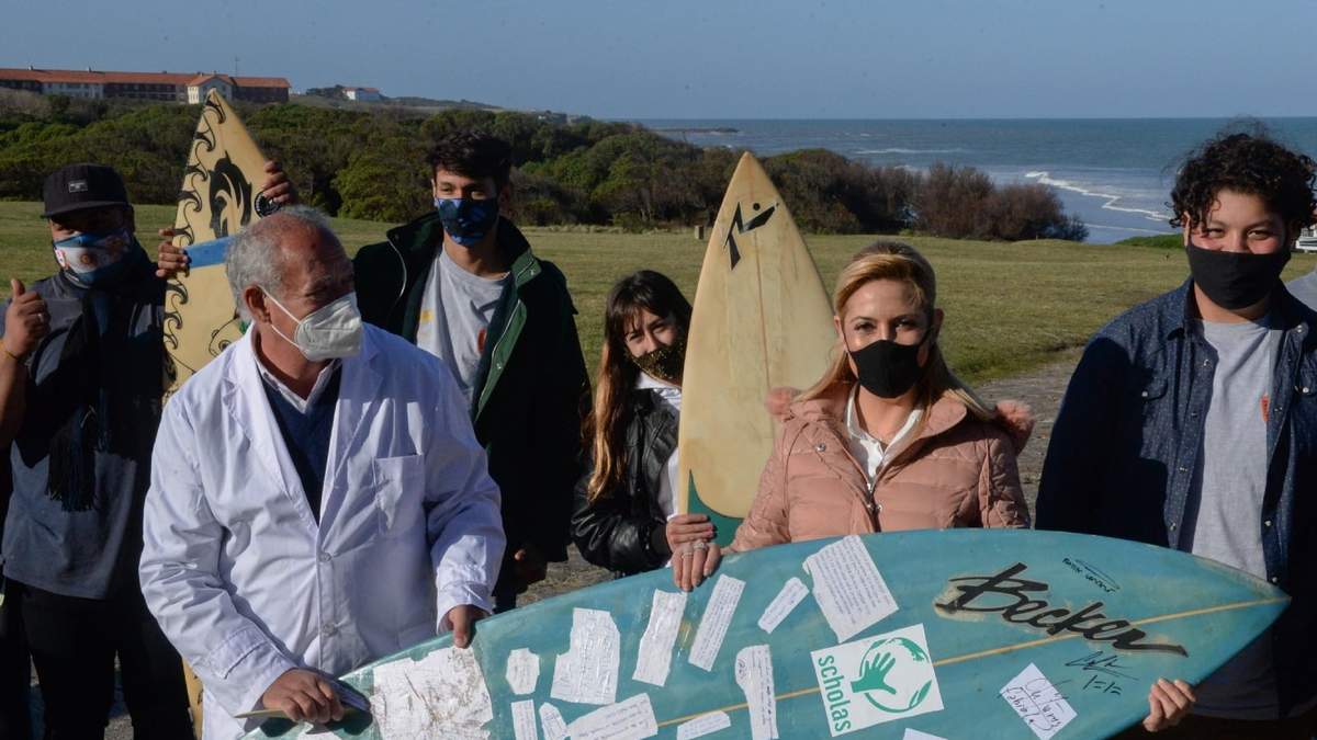 Representantes del proyecto Escuela de Mar y Playa. Fuente: (Twitter)