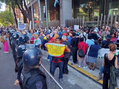 Protocolo antipiquete: vuelven a reprimir en la marcha de los jubilados y hay un periodista herido