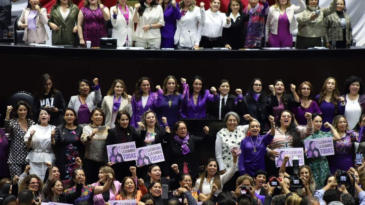 Manifestación de legisladoras en tribuna