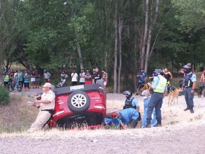 Neuquén Capital: perdió el control y volcó en el Paseo de la Costa