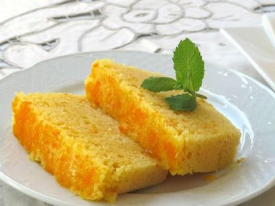 Sin harinas y con solo 3 ingredientes: el bizcocho de durazno proteico que te salva las mañanas