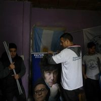 Argentinos frustrados se arrojan a los brazos del novato ultraderechista Javier Milei