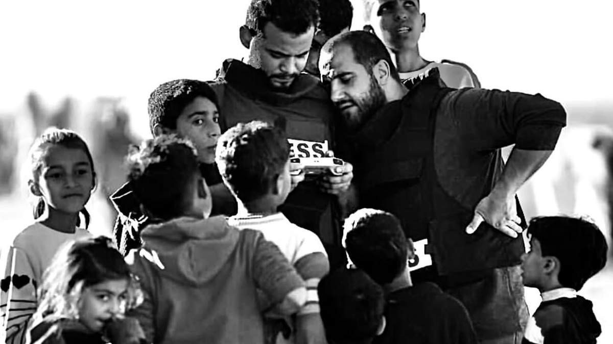 Mahmoud M. Zaqout con niños