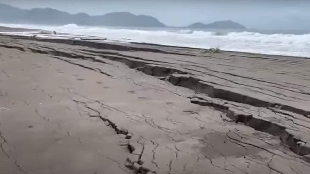 Las grietas formadas en la playa tras el sismo de magnitud 7.7
