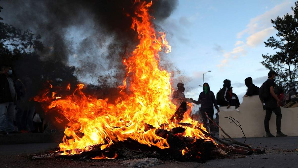 Manifestantes levantan una barricada durante una protesta contra el gobierno en Bogotá, Colombia
