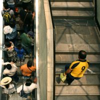¿Subir escaleras ayuda a vivir más tiempo? Esto dice la ciencia