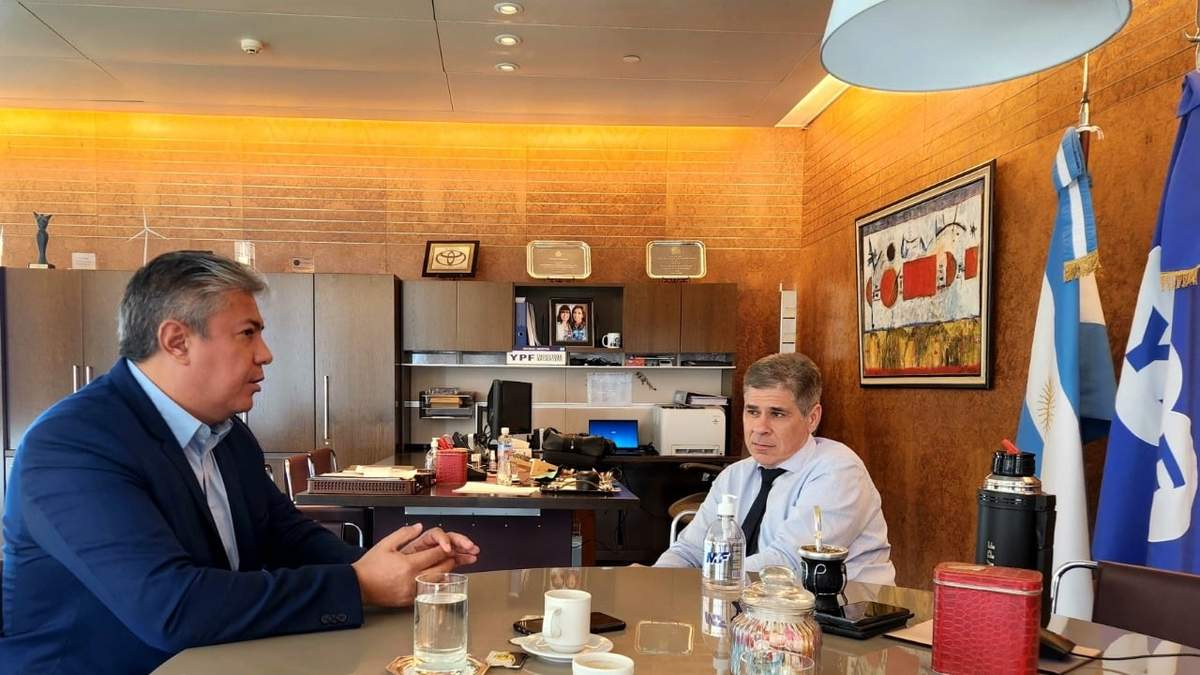 Reunión entre el diputado nacional por el MPN, Rolando Figueroa, y el presidente de YPF, Pablo González. Fuente: (Twitter)