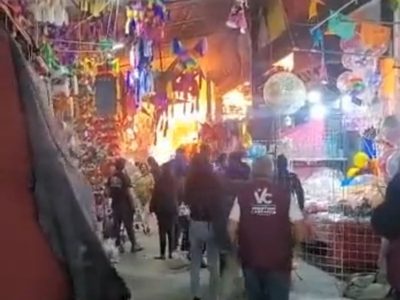 Arde local de piñatas en el Mercado de Jamaica de la CDMX; no hay heridos