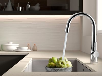 Con ingredientes fáciles de conseguir: los trucos para devolverle el brillo a los grifos de tu cocina y baño