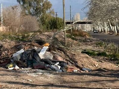 El deplorable estado de una calle en Luján con un pozo que es un peligro