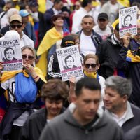 Miles de opositores protestan en Colombia contra el gobierno de Gustavo Petro